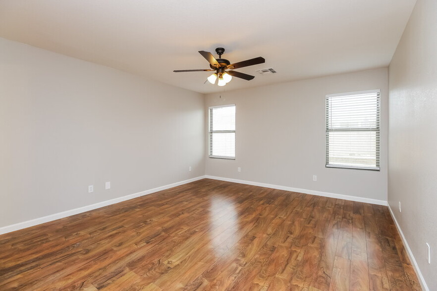 Building Photo - 2466 E Hazeltine Way