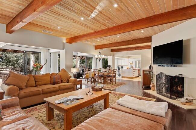 Building Photo - 525 Las Palmas Dr