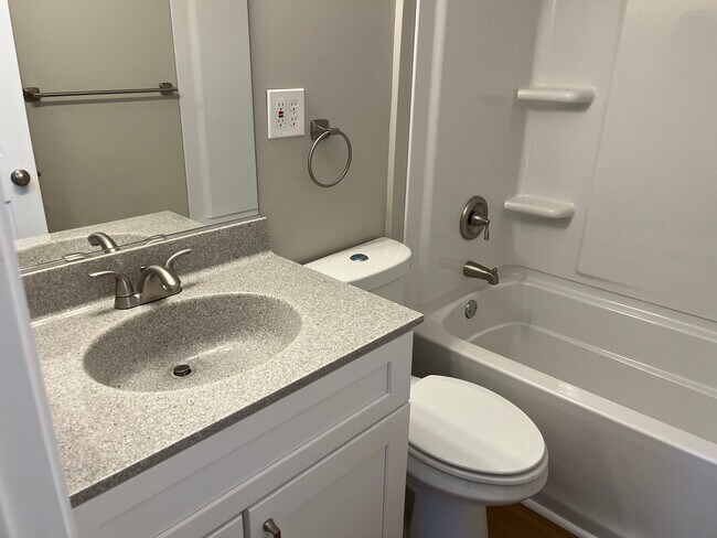 Building Photo - 858 Heatherstone Dr