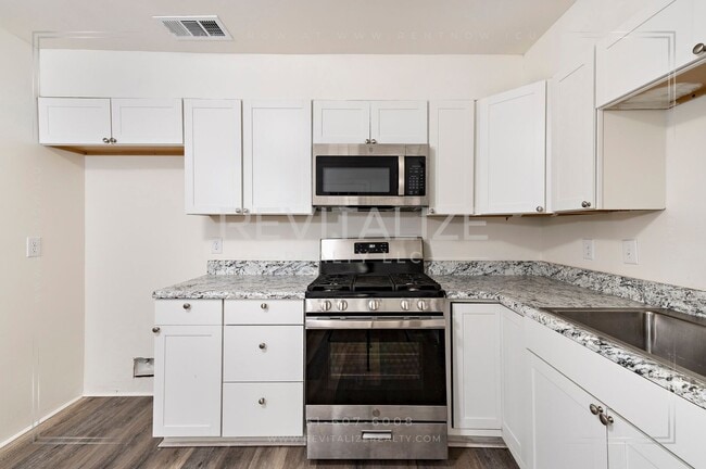 Building Photo - Updated Brick 3 Bed 1 Bath Home with Huge Yard on Quiet Street!