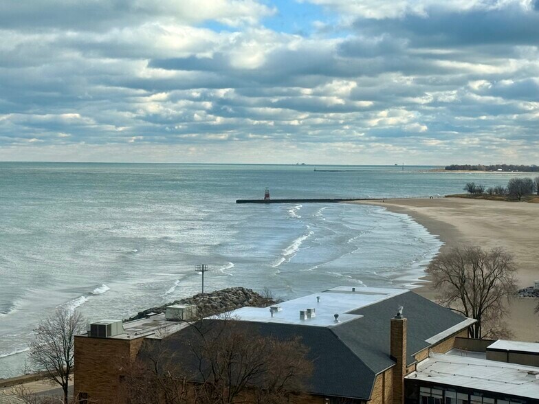 Building Photo - 6030 N Sheridan Rd