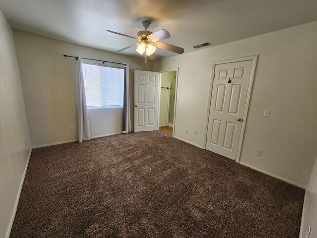 Building Photo - 3 bedroom  2 bath