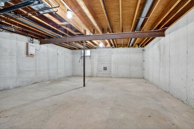 Building Photo - Updated 2 Bedroom 3 Bath townhome with ful...