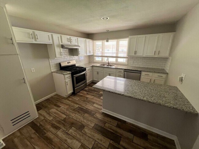 Building Photo - Charming 3BR Rental Featuring Granite Counters & Gas Range