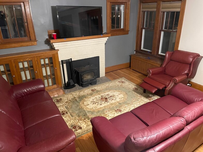 Living room - 1010 S Forest Ave