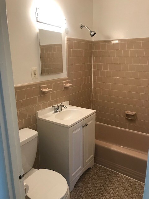 Bathroom - 1519 S George Mason Dr