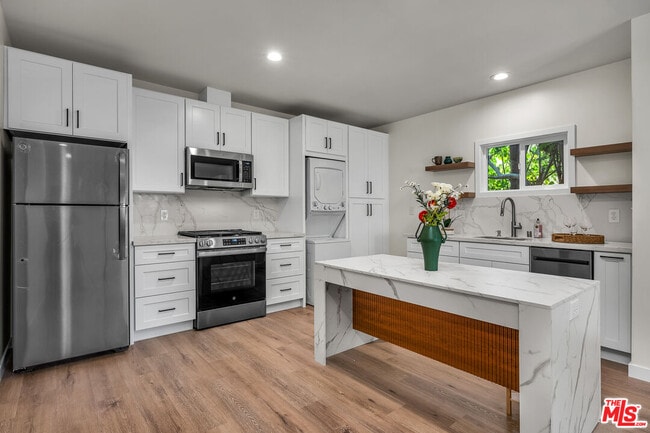 Building Photo - 738 Westmount Dr