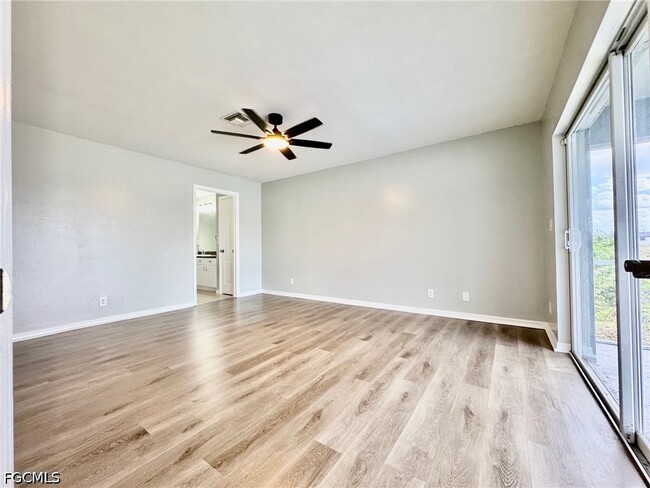 Building Photo - 714 Knox Ave S