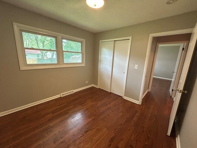 Building Photo - 1716 Maple Ln