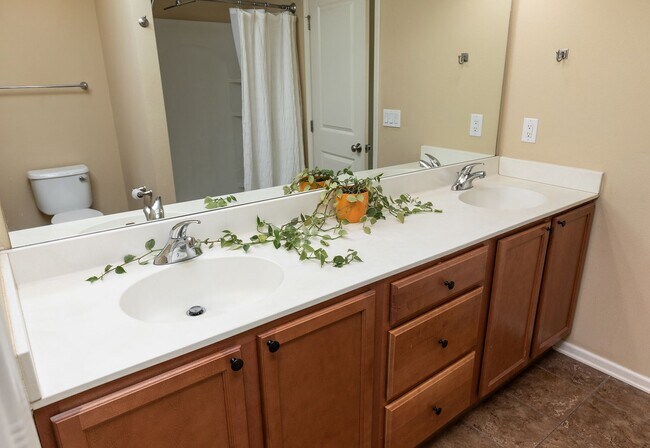 Building Photo - END UNIT!!  3 Bedroom, 2.5 Bathroom Townhome in West Des Moines!