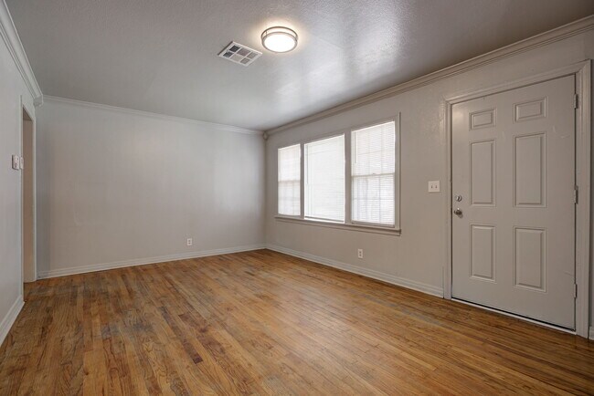 Building Photo - 910 Garver St