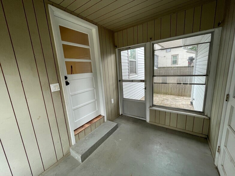 Building Photo - 1704 pixley avenue