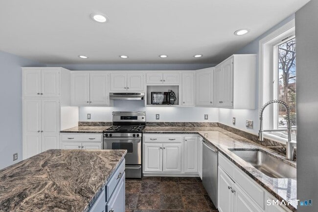 Building Photo - 83 Meadowbrook Rd