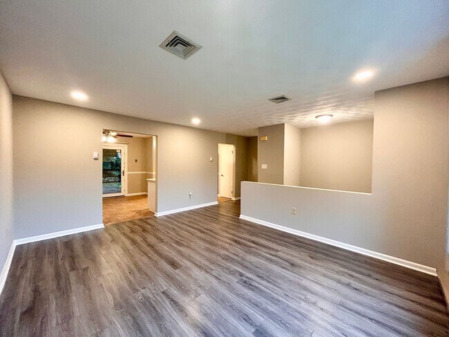 Building Photo - Spacious 4-Bedroom Home with Large Yard & Garage!