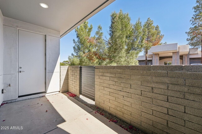 Building Photo - 225 N Pleasant Dr