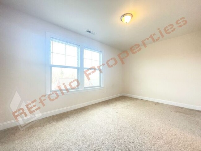 Building Photo - Charming 3 Story 3 Bedroom 3.5 Bath 1 Car-...