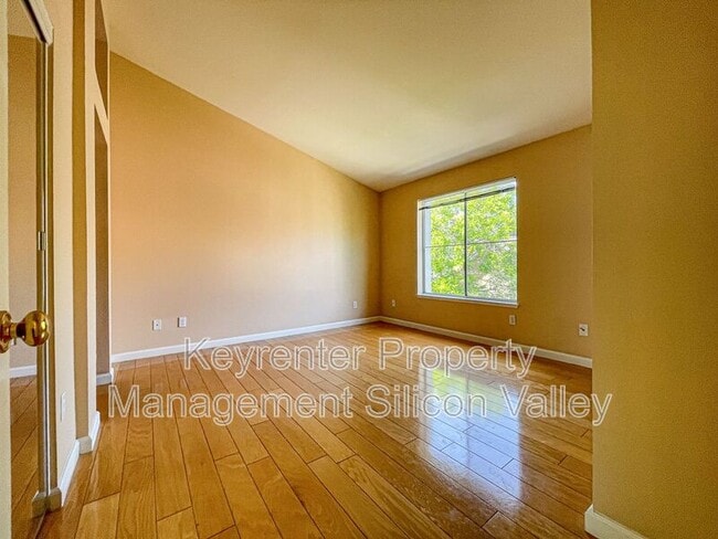 Building Photo - 362 Flower Ln
