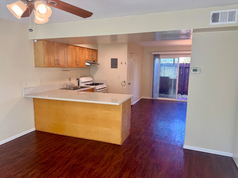 Building Photo - 2985 Mendoza Dr