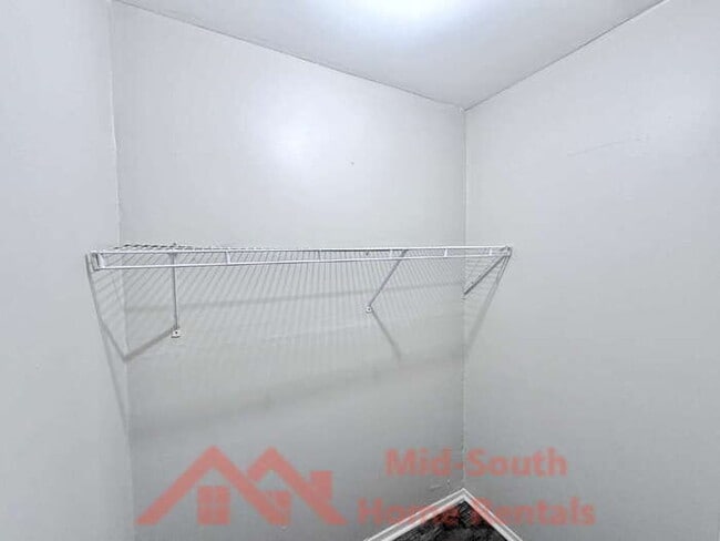 Building Photo - 1880 Willow Wood Ave