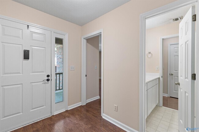 Building Photo - 2058 Woodlawn Dr SW