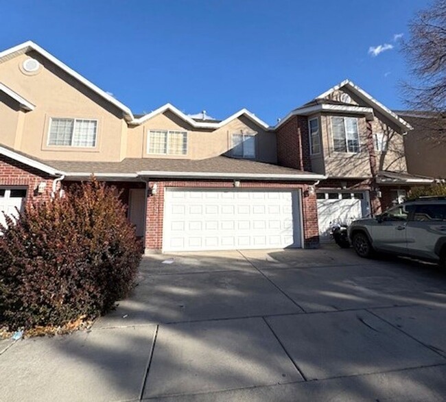 Building Photo - 3 Bedroom Townhome in South Jordan!