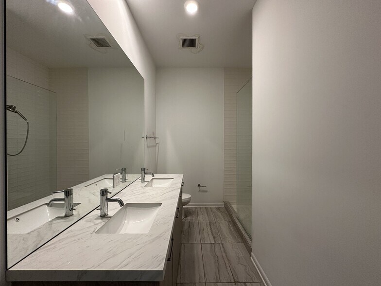 Building Photo - 2550 S Wabash Ave