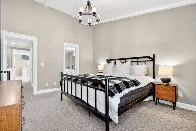 Building Photo - Two Bedroom Townhome W/ Garage!