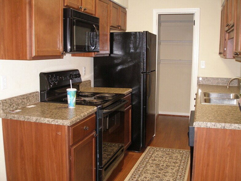 kitchen with a pantry - 508 Patton Chapel Way