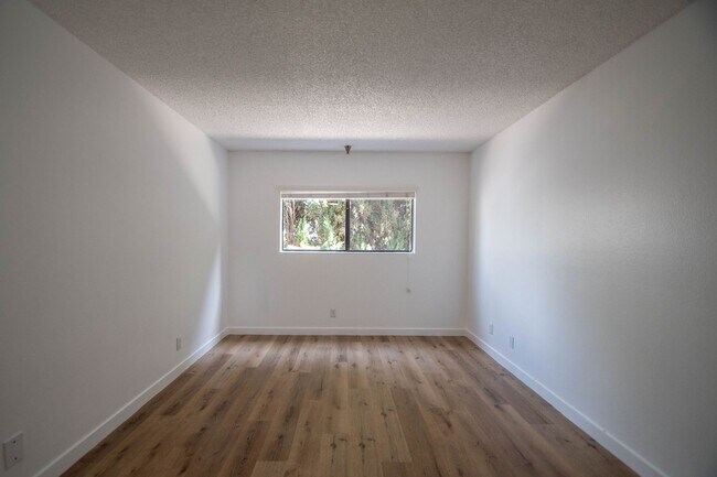 Building Photo - 5400 Morella Ave