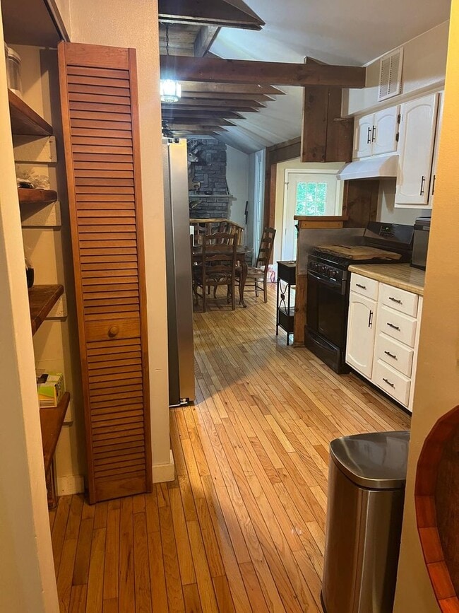 Building Photo - Spacious 4 Bedroom, 2 Bath One-Story Home with Hardwood Floors & Parking