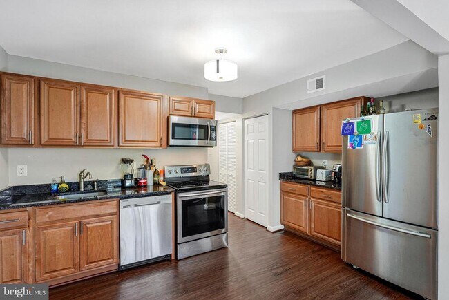 Building Photo - 9743 Kings Crown Ct