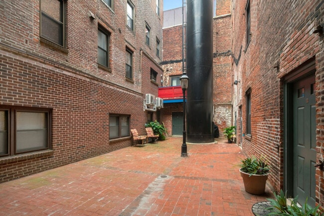 Building Photo - 219 Vine St