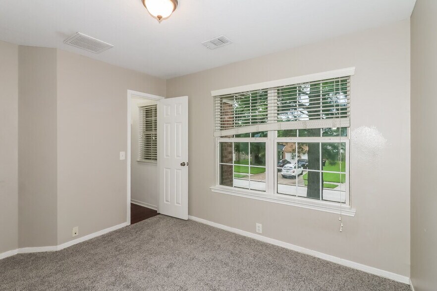 Building Photo - 19119 Royal Isle Dr