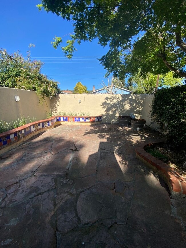 Building Photo - Bright & Cheery 2 Bedroom Home