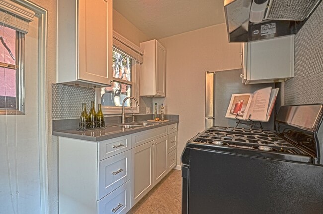 Building Photo - Must See! Amazing Studio in Hillcrest - Character GALORE