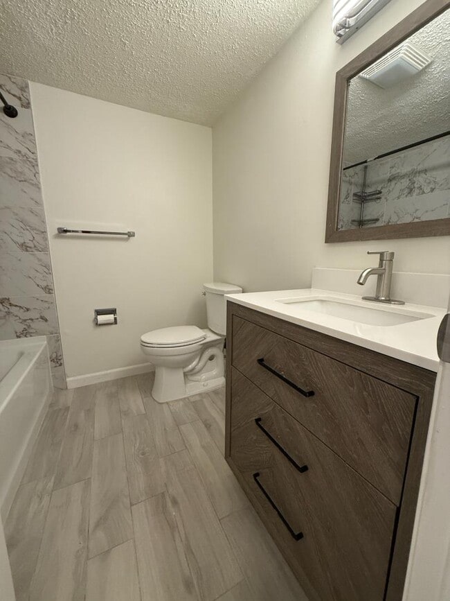 Building Photo - 2525 W Bay Dr