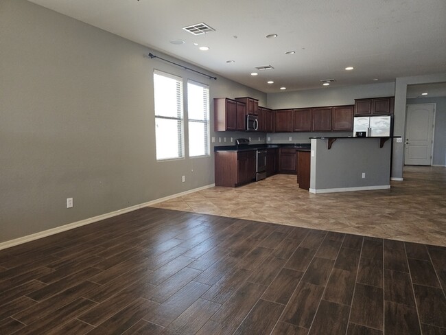 Building Photo - 845 E Doral Ct