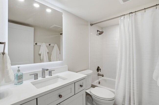 Building Photo - 4253 Bay Beach Ln