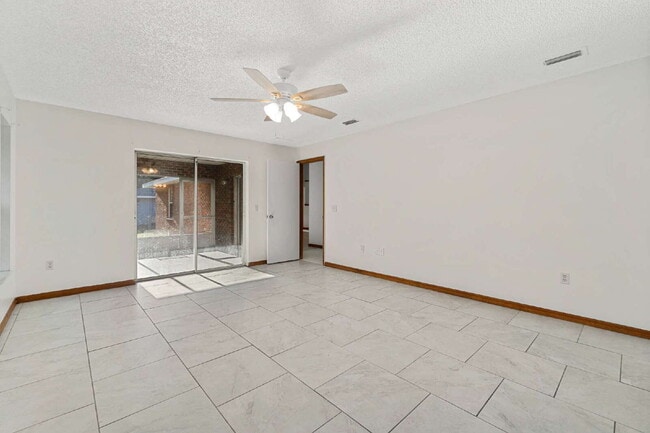 Building Photo - Spacious 3-bed/2-bath Home for Rent in Silver Spring Shores