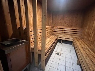 Building Photo - 18 E Old Willow Rd