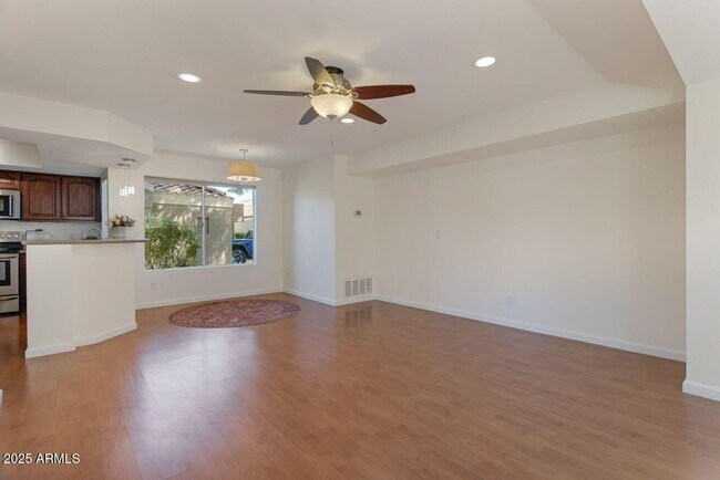 Building Photo - 4020 E Laurel Ln