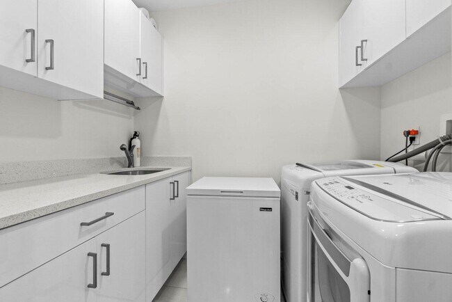 Building Photo - 4001 N Ocean Blvd