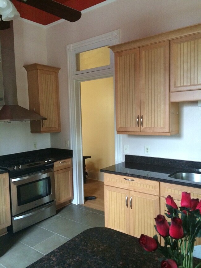 Building Photo - Spacious three bedroom