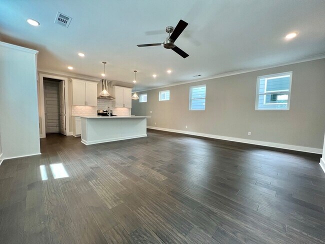 Building Photo - 953B Cahal Ave