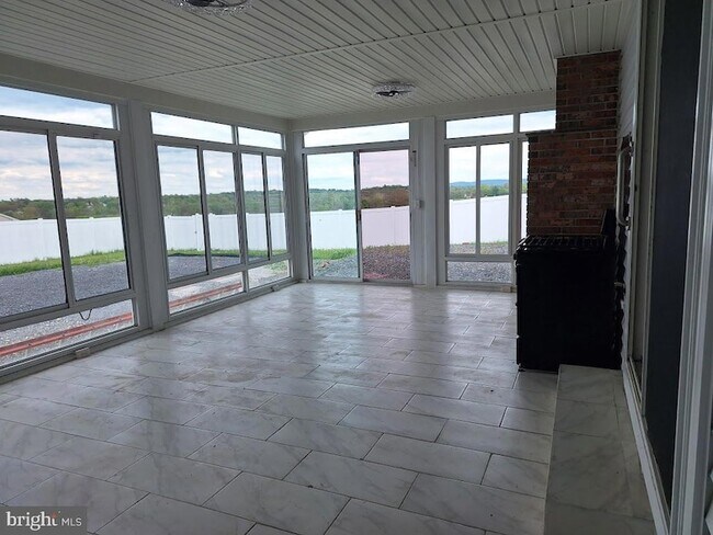 Building Photo - 711 Longs Gap Rd