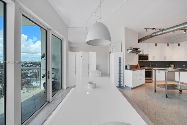 Building Photo - 10 SW South River Dr