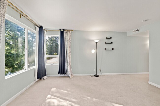 Building Photo - Amazing 2bed/1.5bath Condo Unit with Private Balcony in Meridian Park!