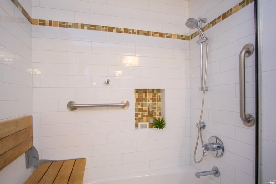 Beatutiful tub/shower with pull down seat - 15 Hector Ln
