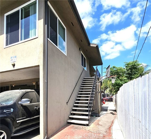 Building Photo - 320 E Hullett St