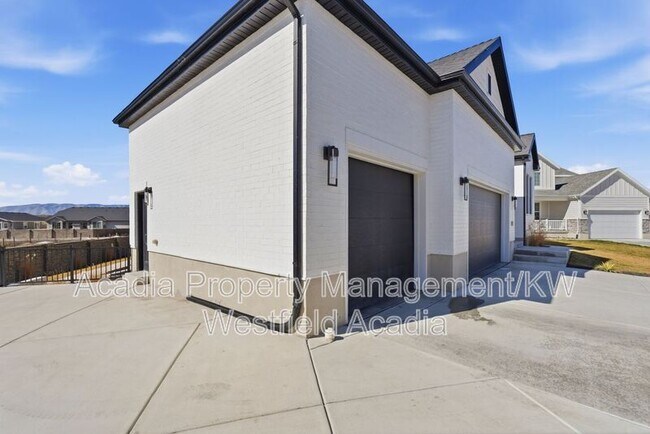 Building Photo - 1437 W Valley Dr